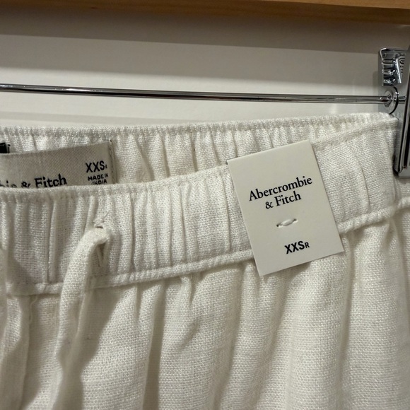 A&F Mid Rise Linen-Blend Pull-On Short - Picture 4 of 5